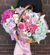 Цветочная композиция из Розы, Хризантемы, Пионы и Лизиантусы в корзине в Золотарёвке