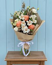 Букет цветов из:  Альстромерии, Лизиантусы, Розы и Хризантемы в Золотарёвке